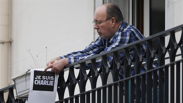 Jsem Charlie. Obyvatel Pae vyjaduj solidaritu se satirickm tdenkem, na jeho redakci zatoili maskovan tonci (7. ledna 2015)