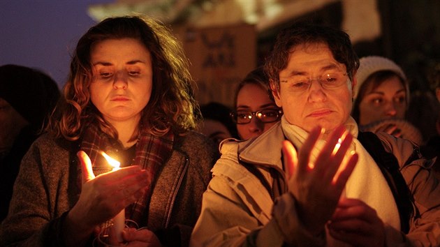 V centru Pae se sely tisce lid, aby uctily obti toku na redakci satirickho tdenku Charlie Hebdo (7. ledna 2015)