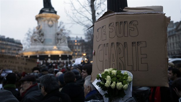 Jsem Charlie. V centru Pae se sely tisce lid, aby uctily obti toku na redakci satirickho tdenku Charlie Hebdo (7. ledna 2015)