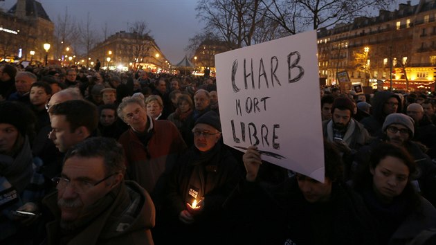 Charb zemel svobodn, hls transparent s odkazem na pezdvku fredaktora satirickho tdenku Charlie Hebdo. V centru Pae se sely tisce lid, aby uctily obti toku na redakci asopisu (7. ledna 2015)