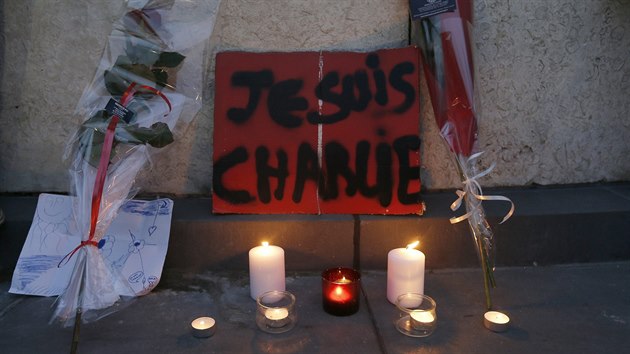 V centru Pae se sely tisce lid, aby uctily obti toku na redakci satirickho tdenku Charlie Hebdo (7. ledna 2015)