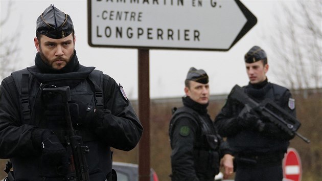 Francouzt policist ve mst Dammartin-en-Gole severn od Pae (9. ledna 2015)