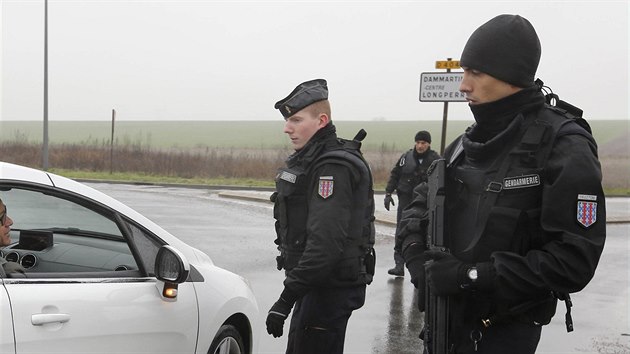 Francouzt policist ve mst Dammartin-en-Gole severn od Pae (9. ledna 2015)