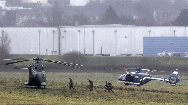 Helikoptéry francouzských bezpenostních sloek ve mst Dammartin-en-Goële (9....