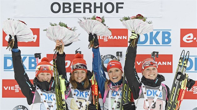 TO BYLA JZDA. Veronika Vtkov, Jitka Landov, Gabriela Soukalov a Eva Puskarkov, se astn usmvaj po triumfu v Oberhofu.