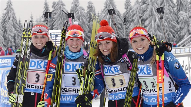 NDHERN SMVY. Rozdvaj zleva: Eva Puskarkov, Veronika Vtkov, Jitka Landov a Gabriela Soukalov - vtzky tafety v Oberhofu.