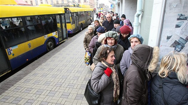 V Teplicch nyn lid stoj nkolikahodinov fronty na nov ipov karty.