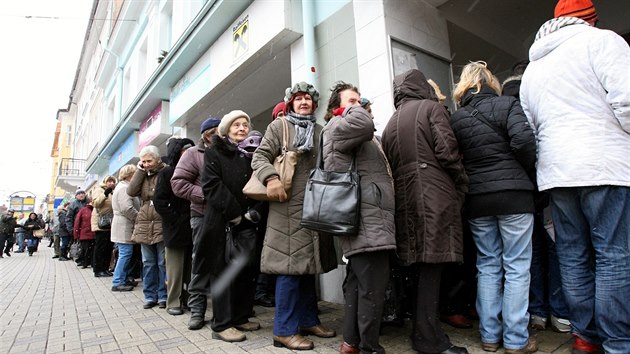 V Teplicch nyn lid stoj nkolikahodinov fronty na nov ipov karty.