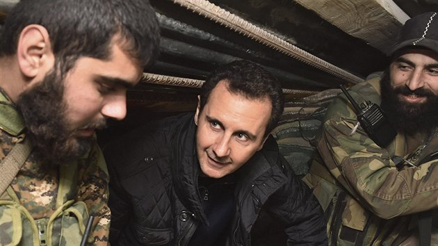 Prezident Srie Asad hovo na Silvestra s vojky na pedmst Damaku (31. prosince 2014).