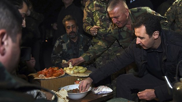 Syrsk prezident Bar Asad j s vojky (31. prosince 2014).