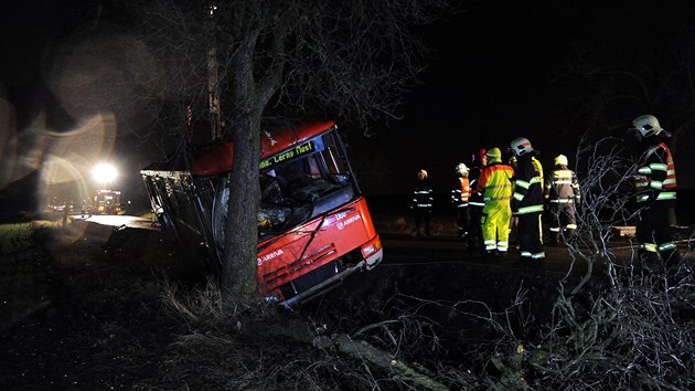 Autobus slo 240 mezi praskou Dub a Bchovicemi sjel ze silnice a narazil do stromu (5.1.2015)