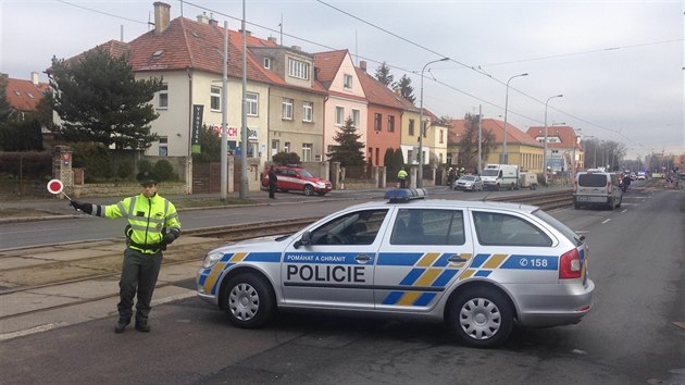Kvli nlezu podezelho kufku v Blohorsk ulici evakuovala policie asi dv stovky lid z okolnch budov vetn nkolika destek k zkladn koly (6.1.2014)