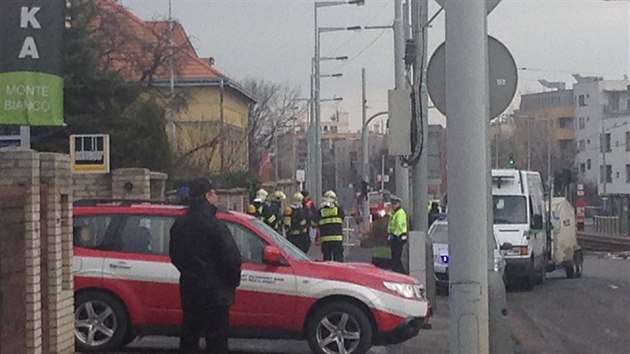 Kvli nlezu podezelho kufku v Blohorsk ulici evakuovala policie asi dv stovky lid z okolnch budov vetn nkolika destek k zkladn koly (6.1.2014)