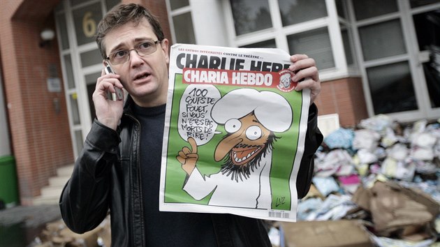 Stéphane Charbonnier (Charb) s kontroverzním vydáním Charlie Hebdo, které vedlo...