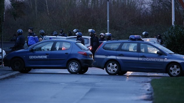 Francouzské speciální sloky postupují k tiskárn ve mst Dammartin-en-Goële,...