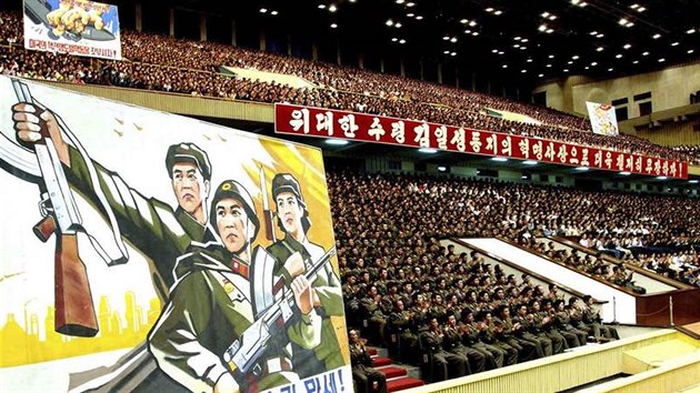 Vojci, ednci a obyvatel Pchjongjangu slav v metropoli KLDR "spn" jadern test (27. kvtna 2009)