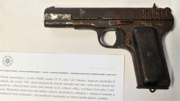 Sovtsk pistole Tokarev z roku 1942 byla pipravena ke stelb, stailo zmknout. (9. ledna 2015)