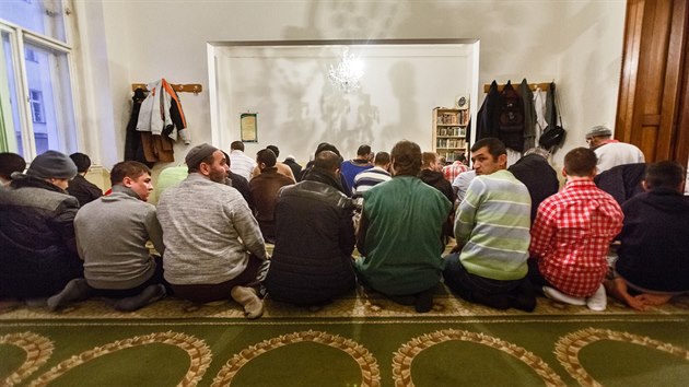 Muslimov se seli na pten modlitb pi zpadu slunce v islmskm centru pobl Vclavskho nmst v Praze.