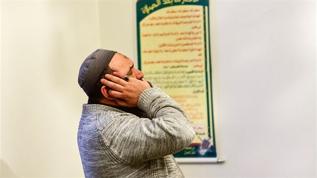 Prat muslimov na prvn pten modlitb po tocch v Pai