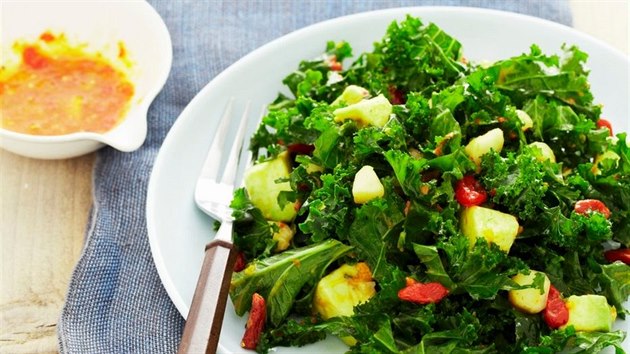 Připravte si třeba salát z kadeřávku a můžete do něj přidat i avokádo, sušené plody goji či mandle.