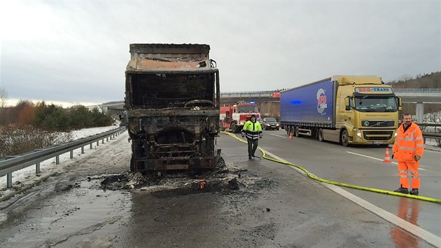 Torzo kamionu po poru na R35 ve smru z Olomouce na Ostravu. (9. ledna 2015)