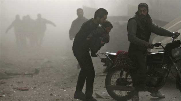 Pedmst Damaku zashl leteck tok, podle rebel za nm stoj Asadovy sly (27. prosince 2014)