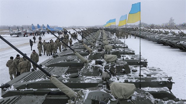 Ukrajinsk armda nedaleko ytomyru pevzala nov zbran, obrnn transportry i vojensk letouny. (5. ledna 2015)