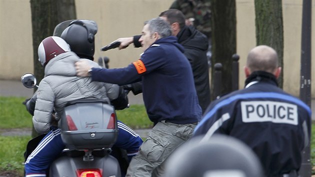 Okol pepadenho obchodu na pedmst Pae uzavela policie. Francouzi, kte se rozhodli nereagovat na jej vzvy, k poslunosti tvrd donutila. (9. ledna 2015)