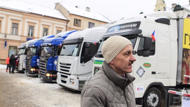 Kamiony pro pepravu pomoci zajistil majitel jablonsk firmy Kvido tpnek.