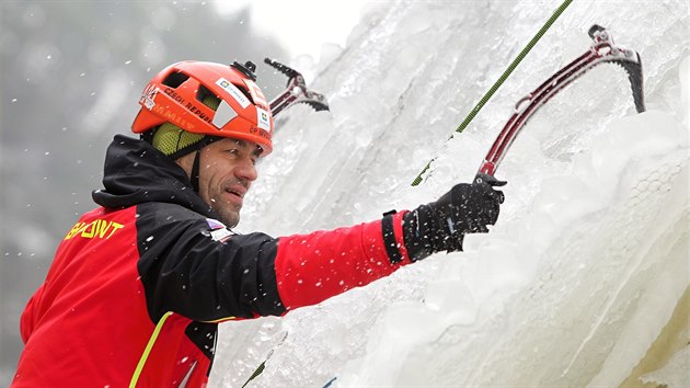 Horolezec Radek Jaro pokoil vechny osmitiscovky svta. Te se rozhodl podporovat vstavbu lezeck stny ve sportovn hale v Novm Mst na Morav.