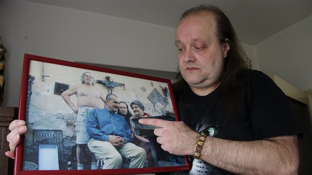 Pavel Herot s fotografi z jedn z nvtv u Martina Jirouse ve Vyd, kde se zastavil i Karel Schwarzenberg.