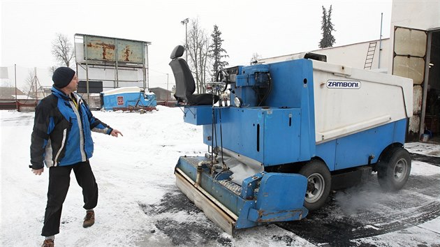 Pro amatrsk hokejisty i veejnost je tato zima na telskm zimnm stadionku posledn. Arel a hlavn technologie dosluhuj. U na konci tohoto roku by se mlo hrt na novm krytm stadionu.