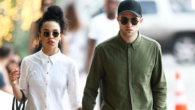 Robert Pattinson rand se zpvakou FKA Twigs tyi msce.