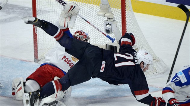 Americk hokejista Dylan Larkin pad na mistrovstv svta dvactek ped ruskm brankem Igorem estjorkinem.