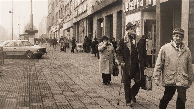 IVOT V GOTTWALDOV. Snmek ukazuje tehdej Revolun ulici v roce 1989, dnen tdu Tome Bati.