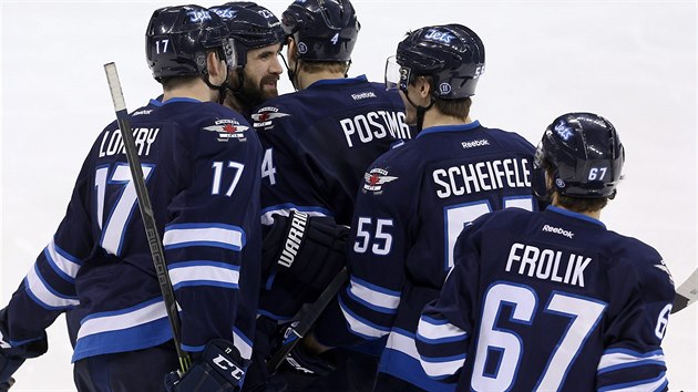 Michael Frolík (vpravo) se raduje se spoluhrái z Winnipegu z gólu v duelu se...