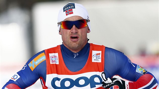 Norsk bec na lych Petter Northug v cli 5. etapy Tour de Ski.