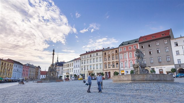 Ukzka vroby videa oputn Olomouce. Pvodn snmek Dolnho nmst s lidmi.