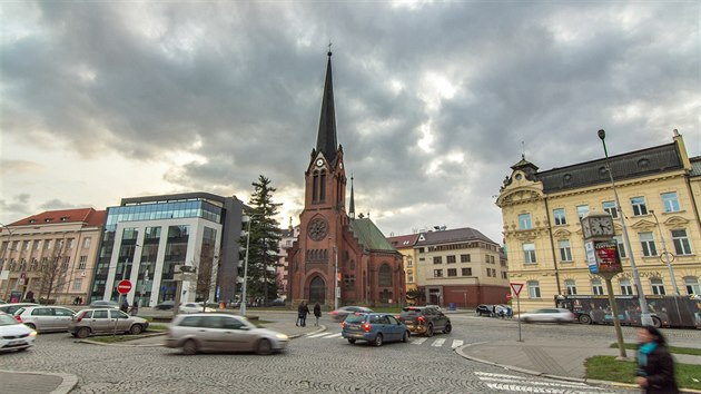 Ukzka vroby videa oputn Olomouce - pvodn snmek run tdy Svobody ped odstrannm jedoucch aut a lid.