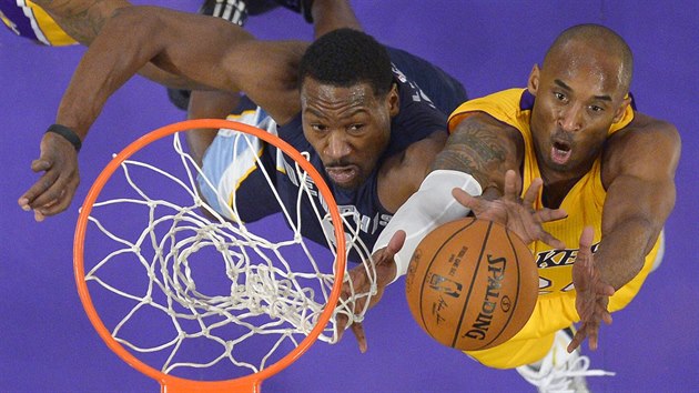 Tony Allen (vlevo) z Memphisu a Kobe Bryant z LA Lakers zpol na doskoku.