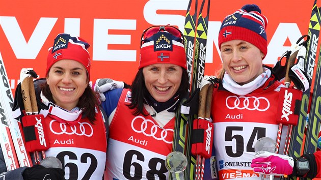 Norsk bkyn po prologu okupuj elo Tour de Ski. Zleva druh Heidi Wengov, vedouc Marit Bjrgenov a tet Ragnhild Hagaov.