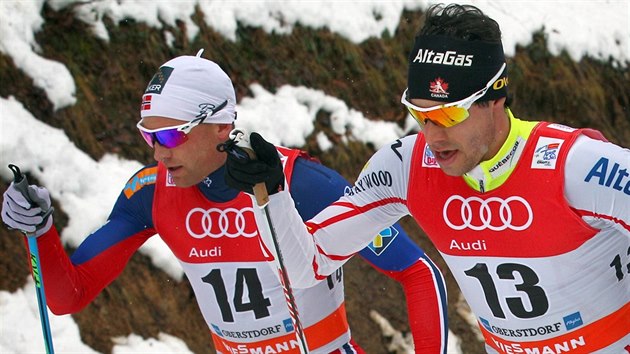 Niklas Dyrhaug (vlevo) a Alex Harvey bhem druh etapy Tour de Ski.