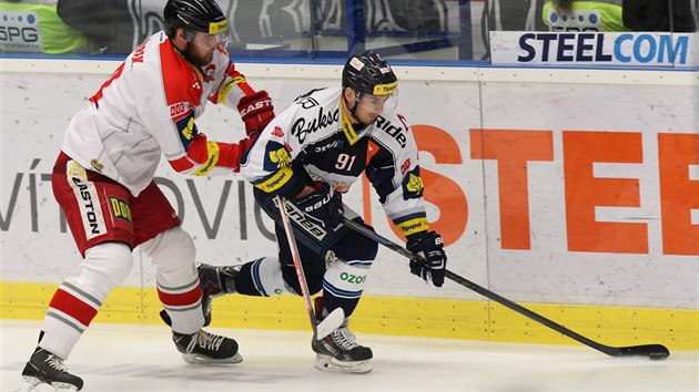 Vtkovick hokejista Michael Vandas (vpravo) v souboji s olomouckm Davidem krkem.