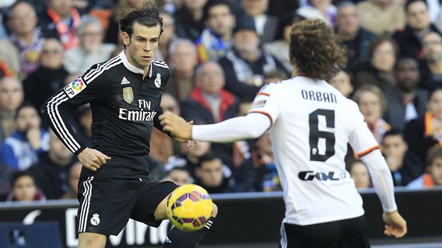 Gareth Bale (vlevo) z Realu Madrid v souboji s Lucasem Orbnem z Valencie.