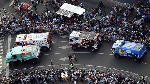 Zvodn kamiony v ulicch Buenos Aires. Zleva iveco Hanse Staceyho, man Alee Lopraise, tatra Martina Kolomho a kamaz Airata Mardjeva.