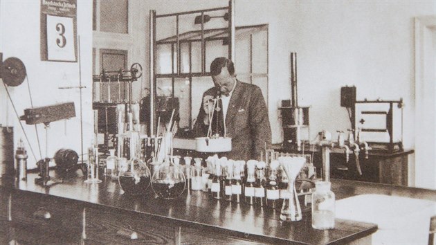 Snmek ukazuje laborato vratislavickho pivovaru. V kalendi je chybn uvedeno, e jde o laborato pivovaru jabloneckho.