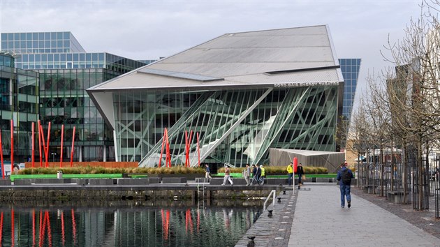 Na sprvn stran eky: Grand Canal Square - v tto oblasti stoj i evropsk centrla Google.