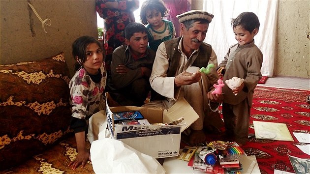 esk dti poslaly afghnskmu chlapci Fardullhovi koln poteby i nkolik hraek (Afghnistn, 30. listopadu 2014).