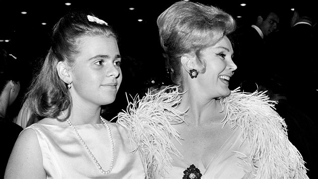 Zsa Zsa Gaborov a jej dcera Francesca Hiltonov, kdy j bylo 16 let (Hollywood, 20. ervna 1963).