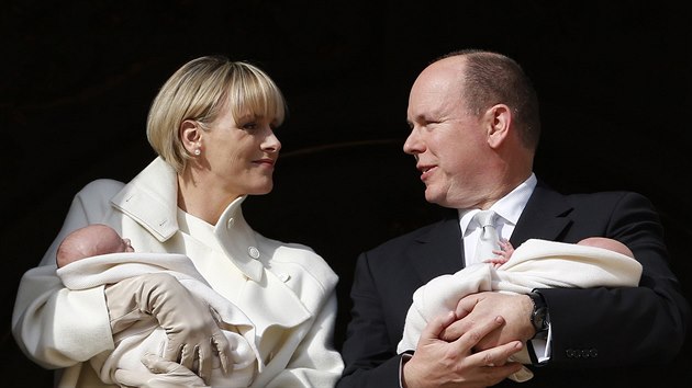 Monack kne Albert II. a knna Charlene ukzali dvojata Jacquesa a Gabriellu (Monako, 7. ledna 2015).